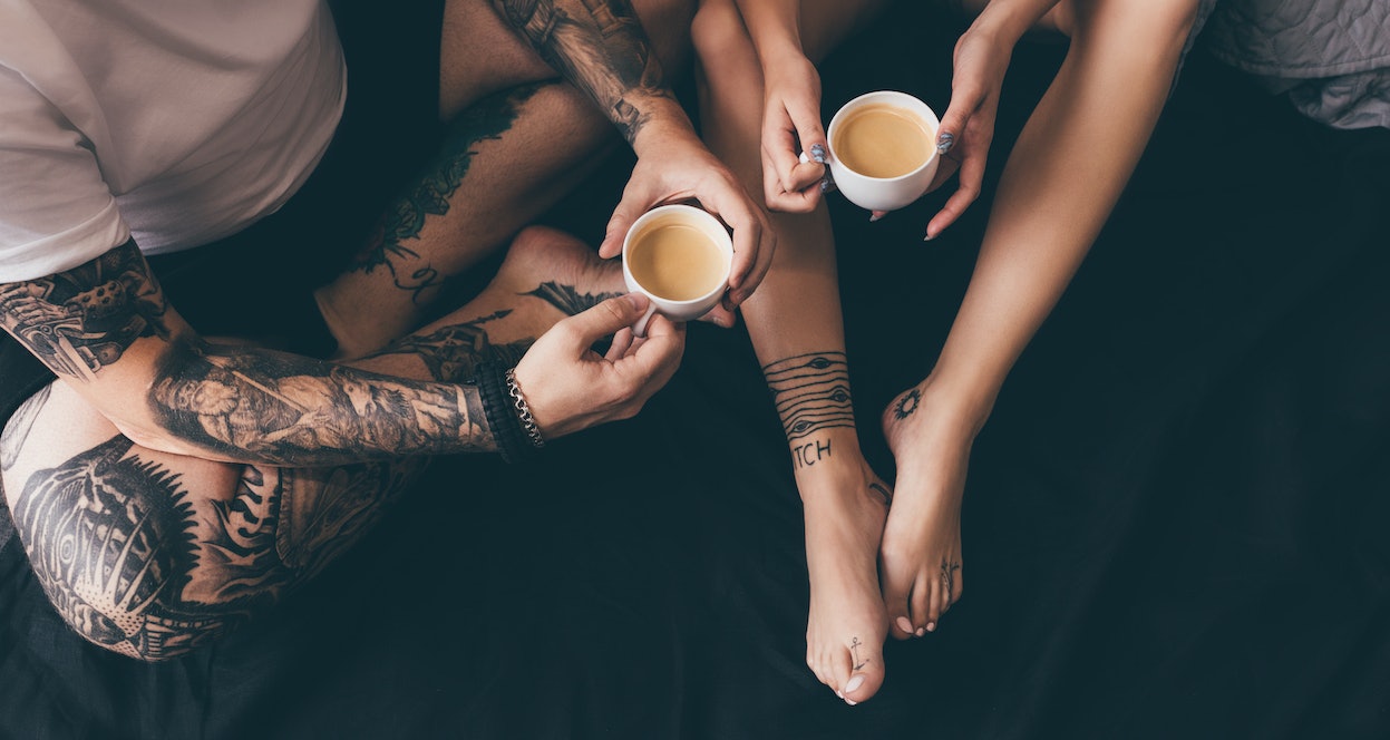 Paar trinkt Kaffee im Bett