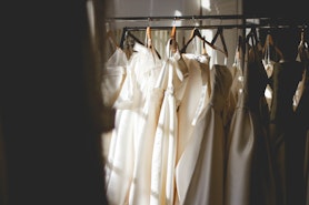 Hochzeit: So sparst du beim Brautkleid Hochzeit: So sparst du beim Brautkleid