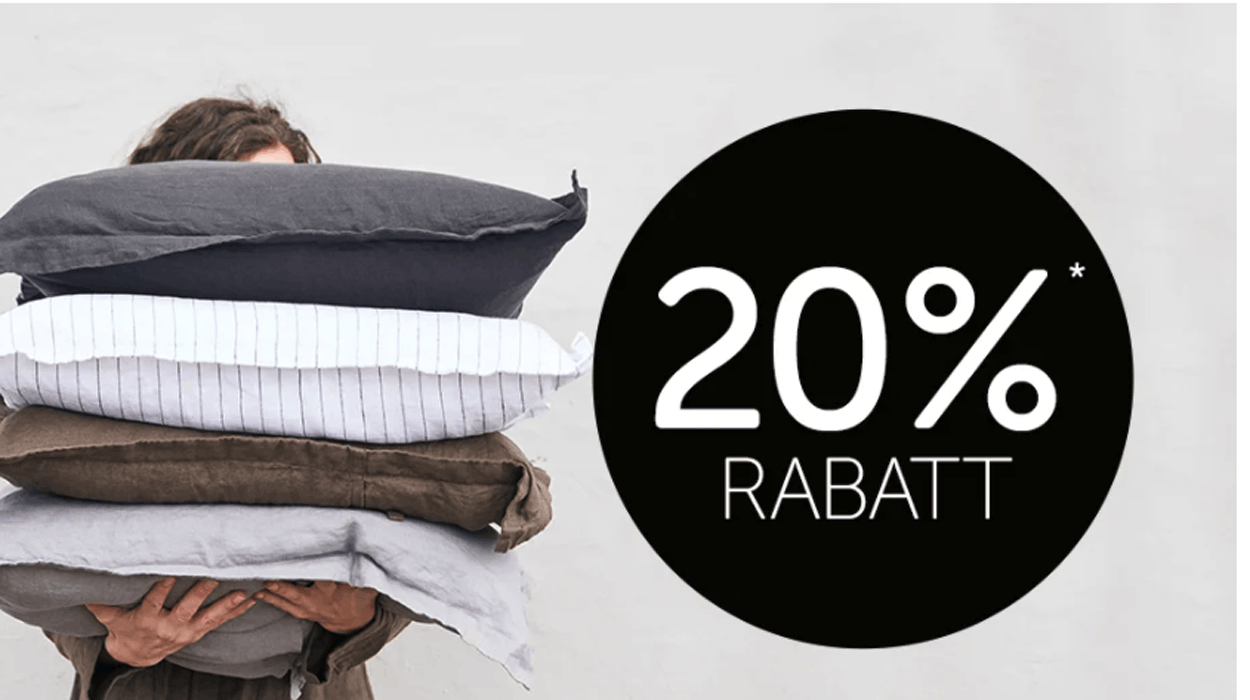 Frau trägt mehre Kissel gestapelt