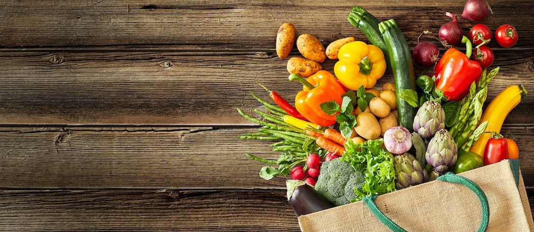 Einkaufstüte mit buntem Gemüse