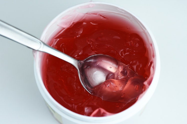 Blutig wird Halloween dank Gelatine und Traubensaft