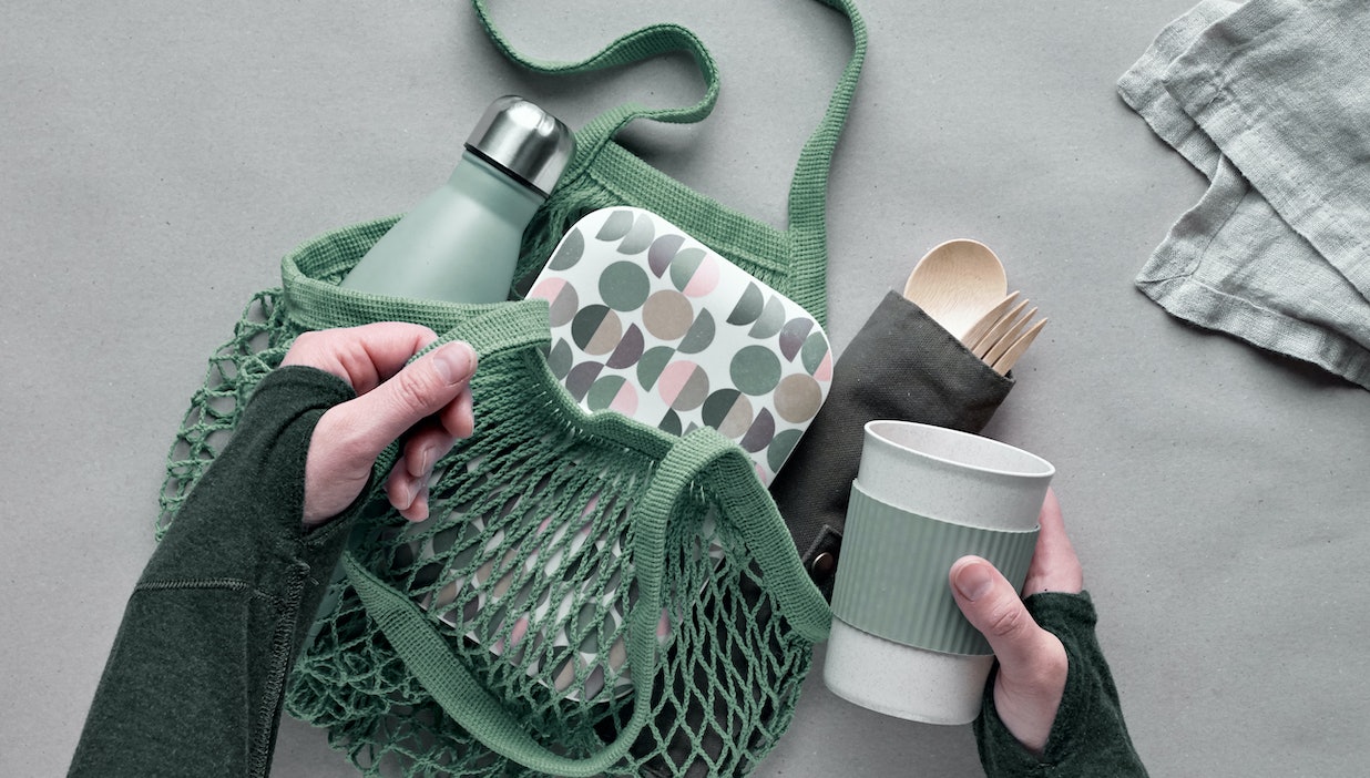 Beutel mit Trinkflasche, Thermosbecher und Brotdose aus Bambus