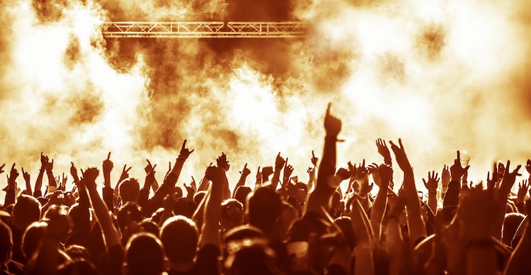 Silhouetten auf Konzert vor hellem Licht und Nebel