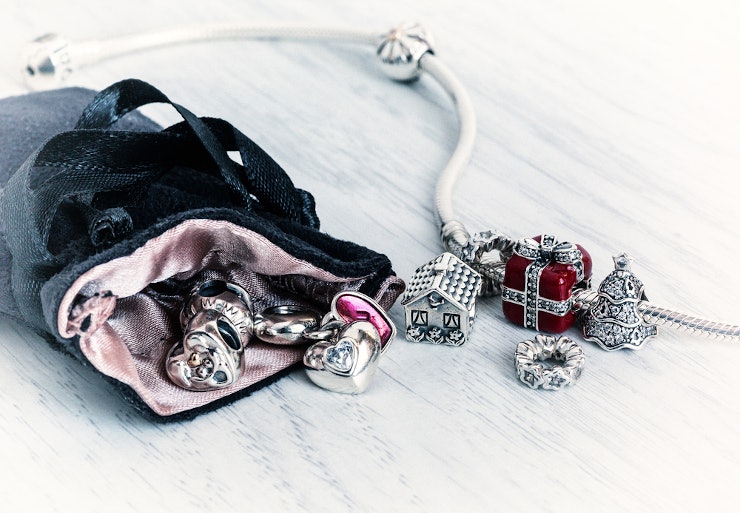 Bettelarmband-Anhänger in schwarzen Säckchen