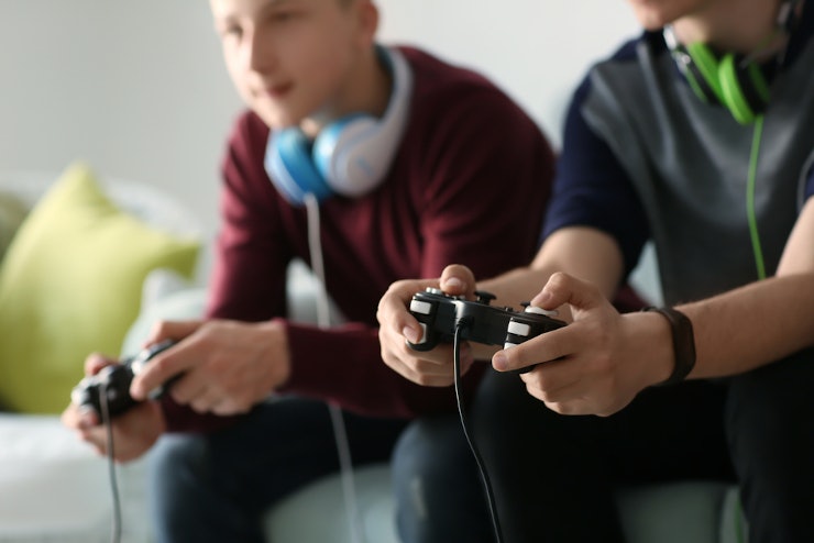 Junge Männer an der Spielkonsole